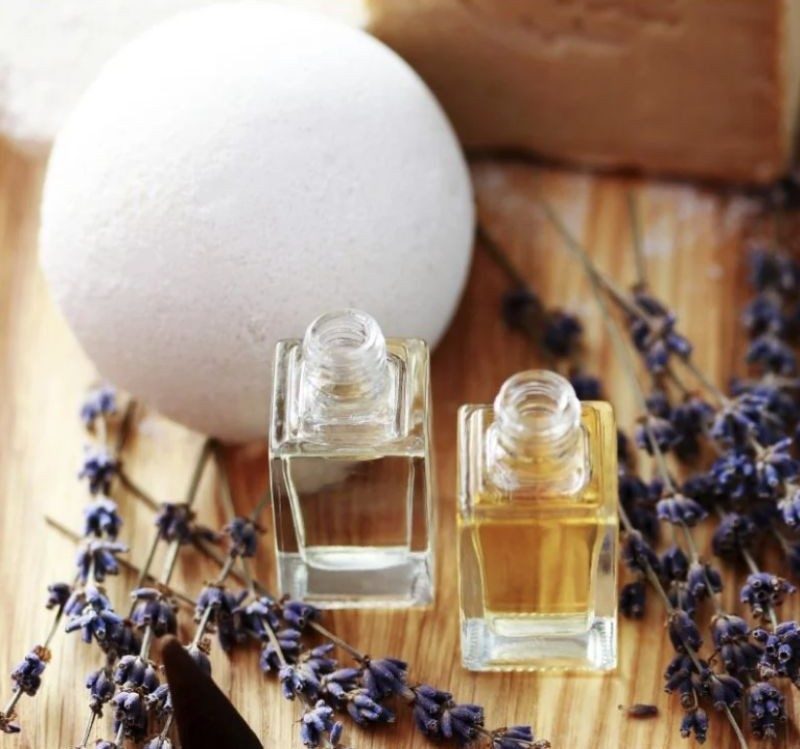 Cosmética natural hecha de lavanda. Imagen de aceites esenciales de lavanda